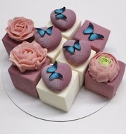 Муссовый торт кубики с цветами и бабочками